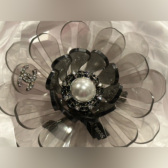 CHANEL (Fall 2019) Black & White Pearl & Crystal CC Lucite Camellia Brooch - Picture 2 of 10
